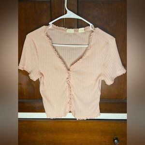 Levi’s light pink cropped lettuce edged top with buttons. Size small.